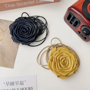 Détail de colliers choker en soie faits main, coloris noir et jaune gingembre élégants