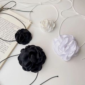 Collier choker rose en tissu fait main en noir et blanc avec rubans élégants