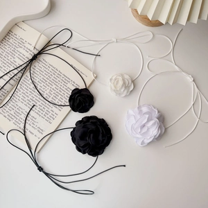 Détail de colliers choker roses en tissu faits main noir et blanc avec attaches
