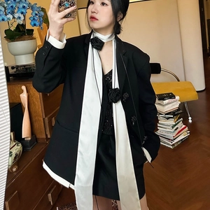 Collier ras du cou rose gothique avec blazer noir oversize et écharpe de satin chic