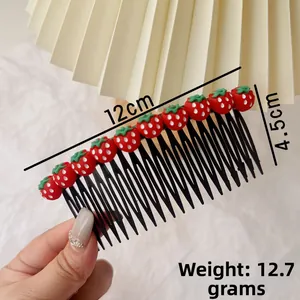 Détail du peigne à cheveux fraise 12cm x 4.5cm pour filles avec 11 baies décoratives