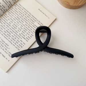 Detail view of a 15cm matte black claw clip with a secure interlocking tooth design
