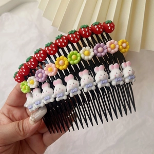 Détail de peignes pour filles avec motifs mignons de fraise, fleur et lapin