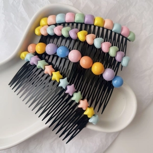 Détails de perles de résine macaron colorées sur peignes à cheveux en plastique noir