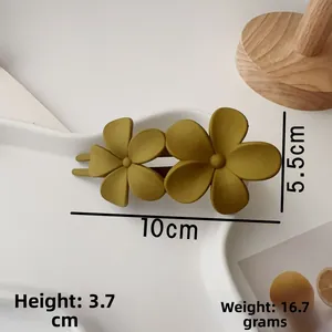 Détail d'une pince à cheveux fleur vert olive mate avec dimensions de 10 cm x 5,5 cm