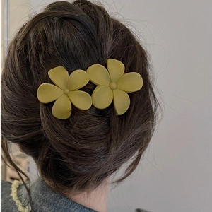 Barrette à cheveux fleurie avec doubles fleurs vertes pour une coiffure style coréen