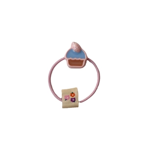 Élastique à cheveux rose avec breloque cupcake bleue et étiquette en tissu brodé fleur