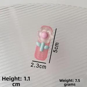 Dettaglio ravvicinato della clip per capelli con fiore rosa con dimensioni 5cm per 2,3cm