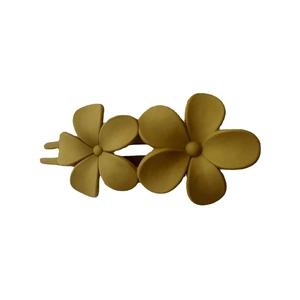 Pince à cheveux élégante à deux fleurs jaune gingembre mat sur fond blanc immaculé