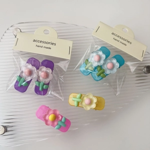 Graziosi fermagli per capelli a forma di fiore in colori pastello su un vassoio