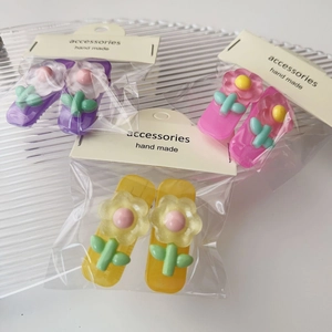 Tre set di fermagli per capelli con fiori colorati in acrilico viola, rosa e giallo chic