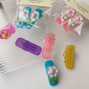 Fermagli per capelli a fiore macaron colorati con finitura opaca su display