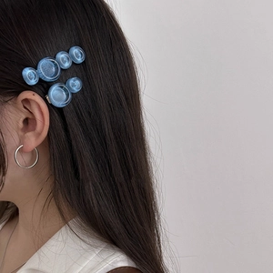 Elegant blue water-ripple bead hair clip set worn on side hair for a stylish look