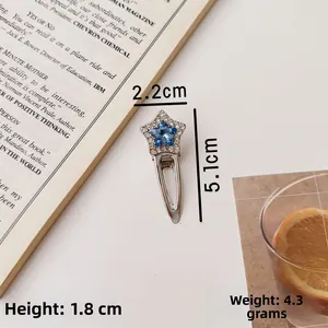 Detail der sternförmigen Haarspange mit blauen Strasssteinen, 5,1 cm x 2,2 cm groß