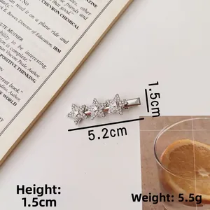 Detailansicht der silbernen Sternen-Haarklammer mit Strass, Länge 5,2 cm und Gewicht 5,5 g