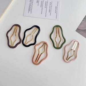 Set di 5 fermagli per capelli a onda minimalisti in colori Morandi su sfondo bianco
