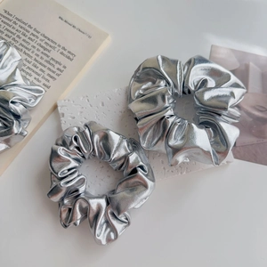 Set di tre elastici per capelli metallizzati argento con trama a pieghe
