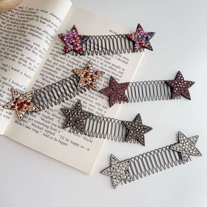 Dettaglio di pettini per capelli a stella con strass colorati su un libro vintage