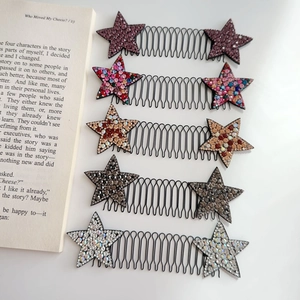 Dettaglio del set da 5 pettini per capelli a stella con strass lucidi e spille nere