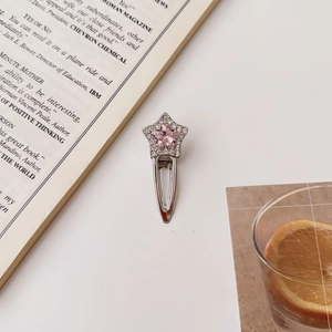 Detailaufnahme einer Luxus-Stern-Haarspange mit rosa Kristall und Silber-Strass