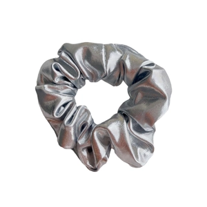 Elastico per capelli metallizzato argento con tessuto lucido e design arricciato