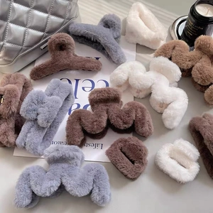 Large Plush Faux Fur Hair Claw Clip Soft Fluffy Shark Clip For Women Autumn Winter Thick Hair Non-slip Elegant Hair Accessories