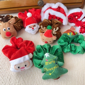 Weihnachts Haargummis Set mit Rentier Motiven auf einem warmen Stoffhintergrund