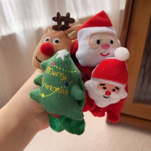 Detailansicht von Plüsch-Weihnachtsfingerpuppen mit Weihnachtsmann, Rentier und Baum
