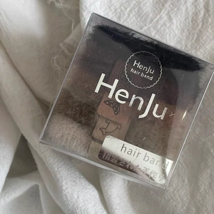 Ensemble détaillé d'élastiques à cheveux en peluche présentés dans une boîte cadeau