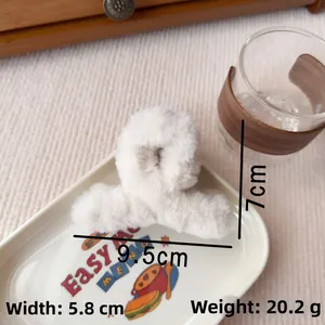 Dettagli della molletta per capelli in peluche bianco con dimensioni 9.5cm e texture soffice