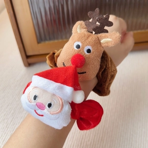 Süßes Weihnachts-Plüsch-Haargummi-Set mit Weihnachtsmann und Rentier am Handgelenk