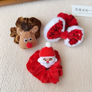 Dreiteiliges Weihnachts-Scrunchie-Set mit Rentier-, Weihnachtsmann- und Pailletten-Schleife
