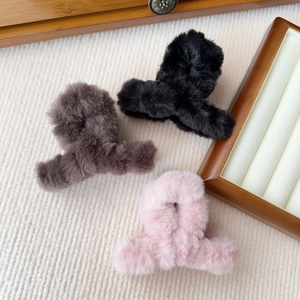Tre fermagli per capelli in morbida pelliccia sintetica nero, moka e rosa per look invernali