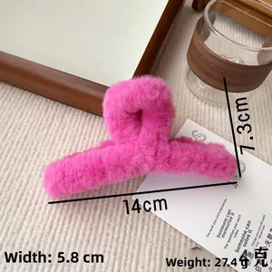 Makroansicht der großen, rosafarbenen Plüsch-Haarklammer mit Maßen 14 cm und 7,3 cm