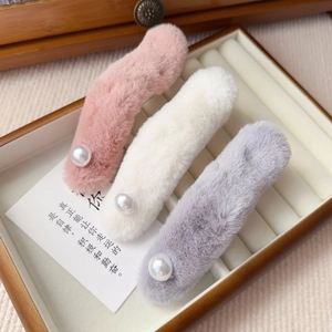 Dreiteiliges Plüsch-Haarklammer-Set mit Kunstperlen in Rosa, Beige und Graublau