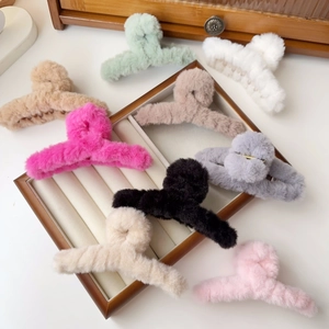 Elegant Plush Hair Claw Clip Faux Fur Shark Clip For Women Autumn Winter Soft Minimalist Style Daily Hair Accessories