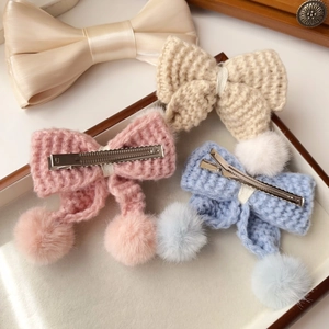 Détails des barrettes à nœuds tricotés avec pompons et pinces crocodile en métal argenté