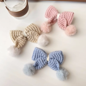 Barrettes à cheveux en tricot avec pompons en rose pastel, crème et bleu clair
