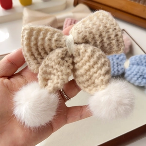 Barrette à cheveux beige en tricot avec pompons blancs pour coiffure d'hiver