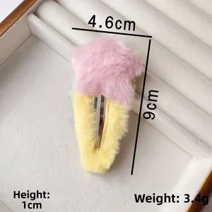 Gros plan d'une pince à cheveux étoile en peluche rose et jaune de 9cm et texture douce