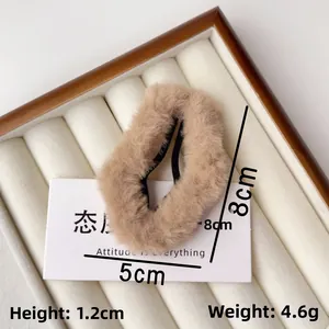Dettaglio molletta per capelli a stella in peluche marrone con clip in metallo da 8cm