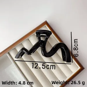 Detailed specs of glossy black wavy hair claw clip, size 12.5cm long and 26.5g weight
