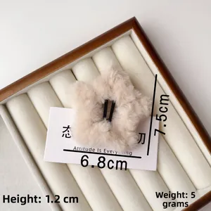 Dettaglio molletta a stella in peluche con dimensioni 7,5x6,8cm e altezza di 1,2cm