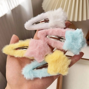 Gros plan de pinces à cheveux en peluche étoile colorée avec boucle BB en métal robuste