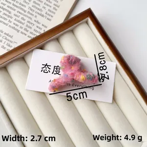 Détail de la pince à cheveux en peluche rose avec dimensions 5cm x 2,7cm et poids 4,9g