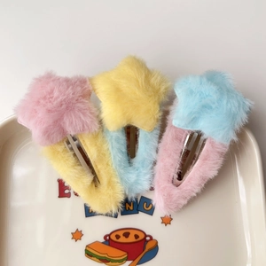 Barrettes à cheveux en peluche en forme d'étoile rose jaune et bleue sur un plateau