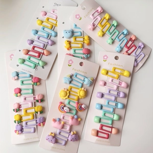 Détail des barrettes colorées aux tons macaron avec étoiles et fleurs mignonnes