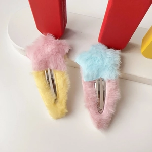 Détail de barrettes à cheveux en peluche étoilée colorée avec clip BB en métal