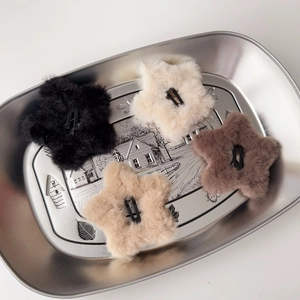 Set di quattro fermagli per capelli in peluche a forma di stella in colori assortiti