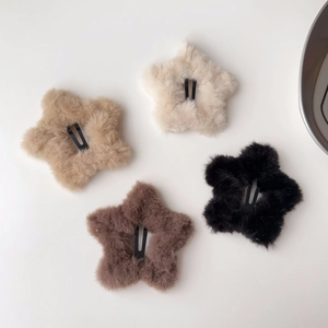Vista dettagliata di quattro fermagli per capelli in peluche a forma di stella beige e neri